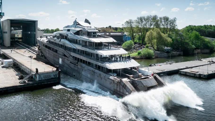 Quelle: https://www.shz.de/lokales/rendsburg/artikel/nok-in-rendsburg-stapellauf-von-neuer-megayacht-bei-luerssen-50613401